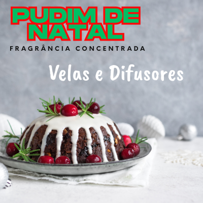 Pudim de Natal com cobertura branca, cerejas vermelhas e ramos verdes num prato cinza