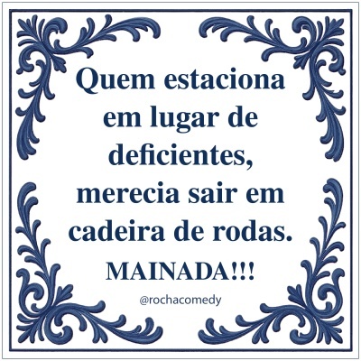 Placa branca com texto azul sobre estacionamento para deficientes com moldura decorativa azul