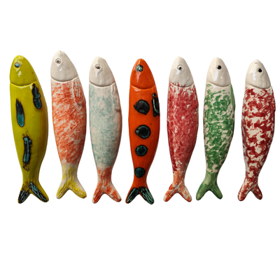 Sete peixes decorativos em cerâmica com vários padrões e cores