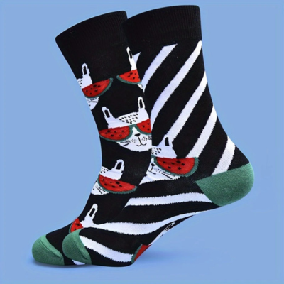 Meias pretas com padrão de listras brancas e coelhos com fatias de melancia