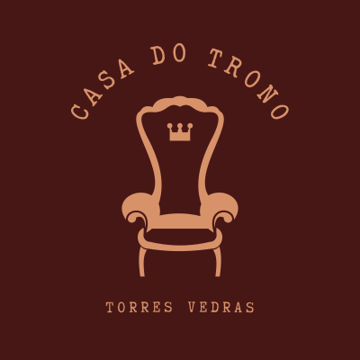 Logótipo da Casa do Trono com cadeira estilizada e texto em castanho claro sobre fundo castanho escuro