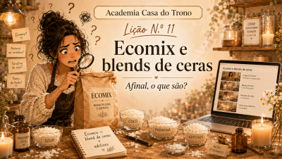 Mulher com lupa examina saco ECOMIX e tigelas de cera numa mesa de madeira com vela, frascos e laptop ao fundo.