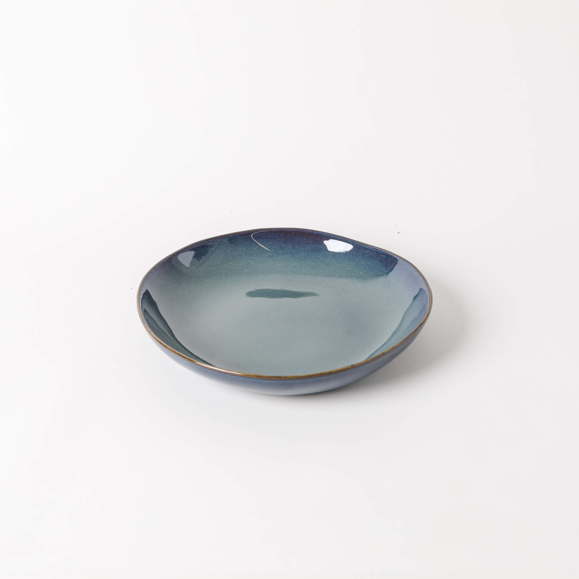 Pratos de sopa feitos à mão Prato redondo cerâmico azul em fundo branco