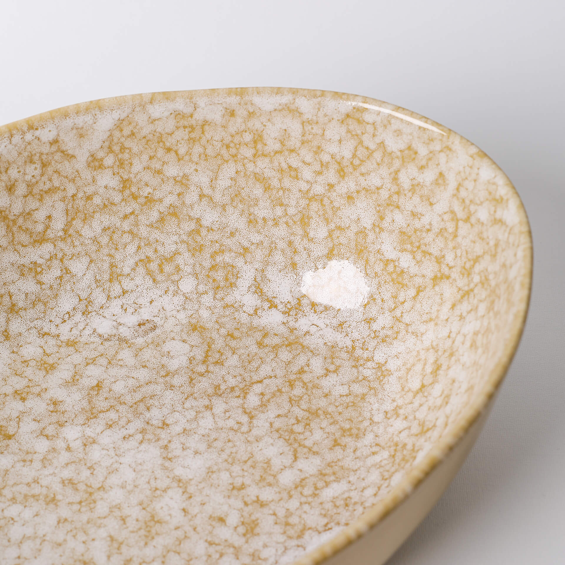 Taça para servir feita à mão Prato fundo de cerâmica bege e branco com textura marmorizada