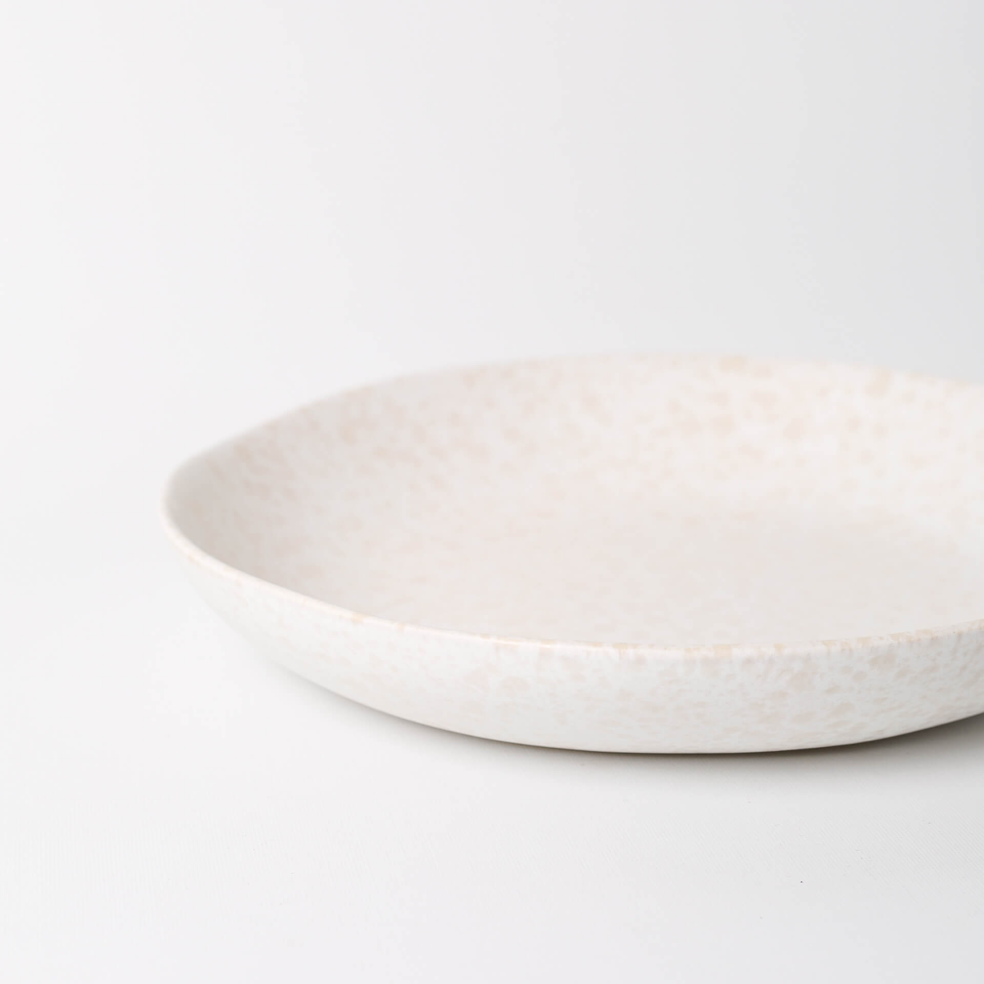 Pratos de sopa feitos à mão Prato raso cerâmico branco com padrão bege em fundo branco