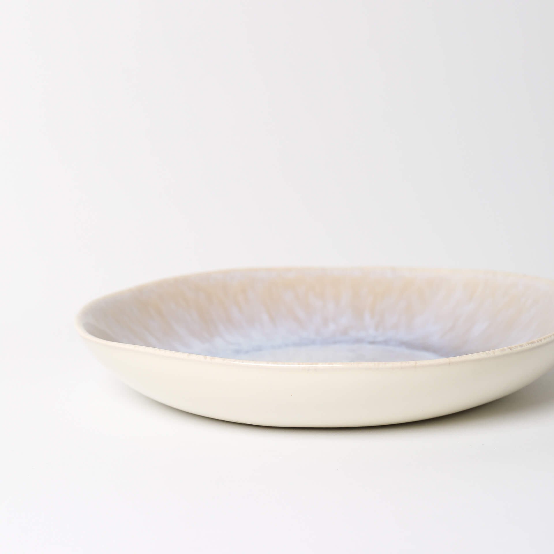 Pratos de sopa feitos à mão Prato em cerâmica bege com detalhes em azul sobre fundo branco