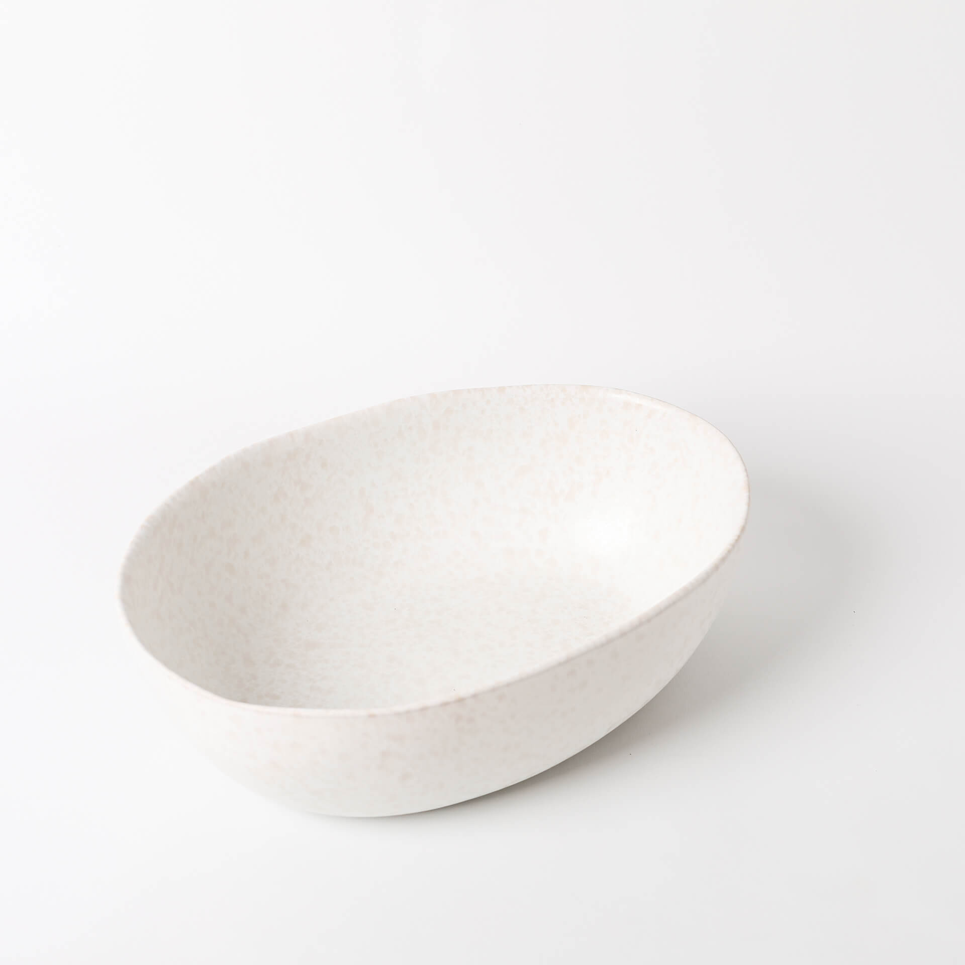 Taça para servir feita à mão Taça de mesa oval branca com textura pontilhada sobre fundo branco