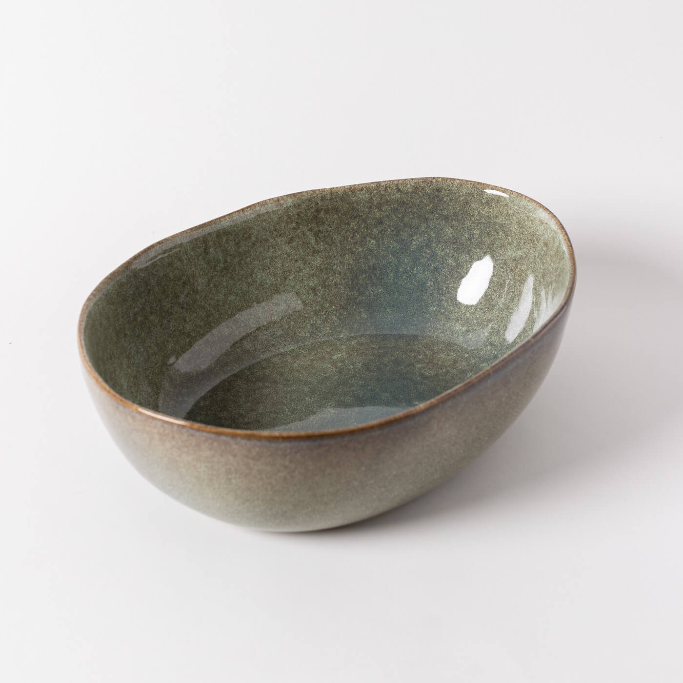 Taça para servir feita à mão Tigela oval de cerâmica verde esmaltada sobre superfície branca