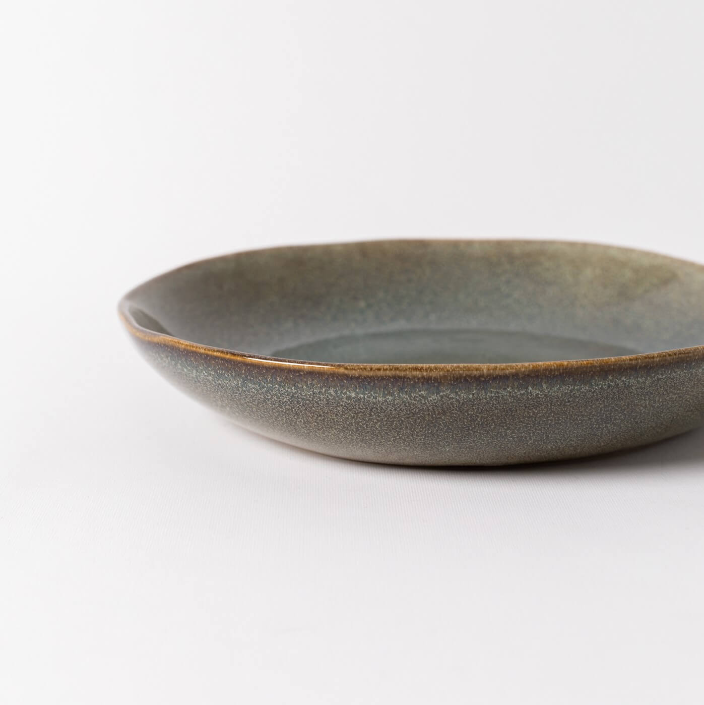 Pratos de sopa feitos à mão Prato raso de cerâmica cinzento com borda castanha