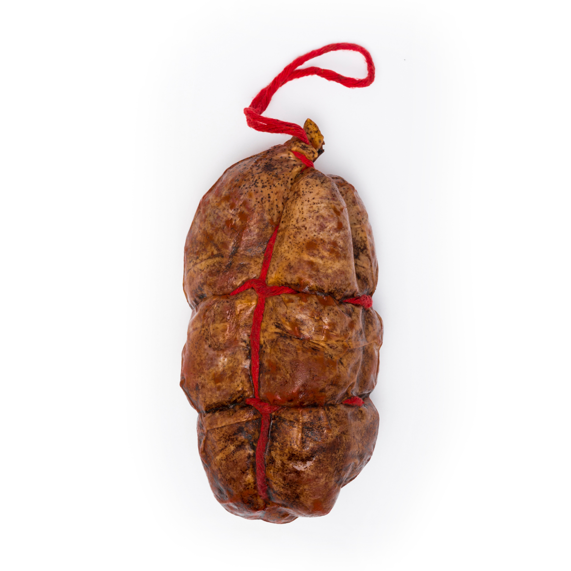 Paiola de porco preto alentejano 100% bolota Chouriço artesanal amarrado com cordão vermelho sobre fundo branco