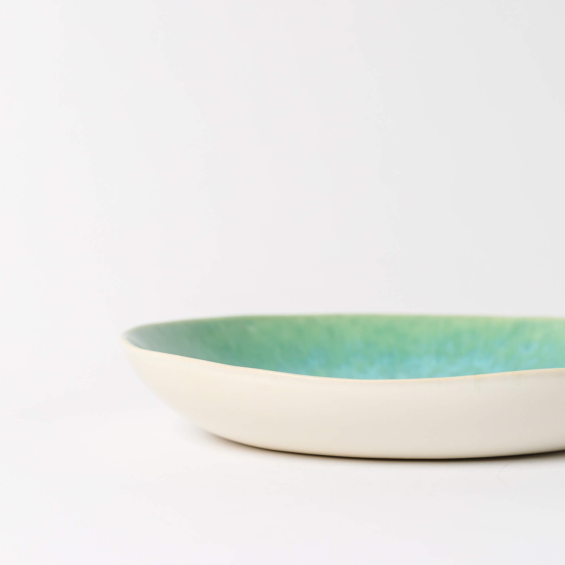 Pratos de sopa feitos à mão Prato de cerâmica branco com interior verde e azul