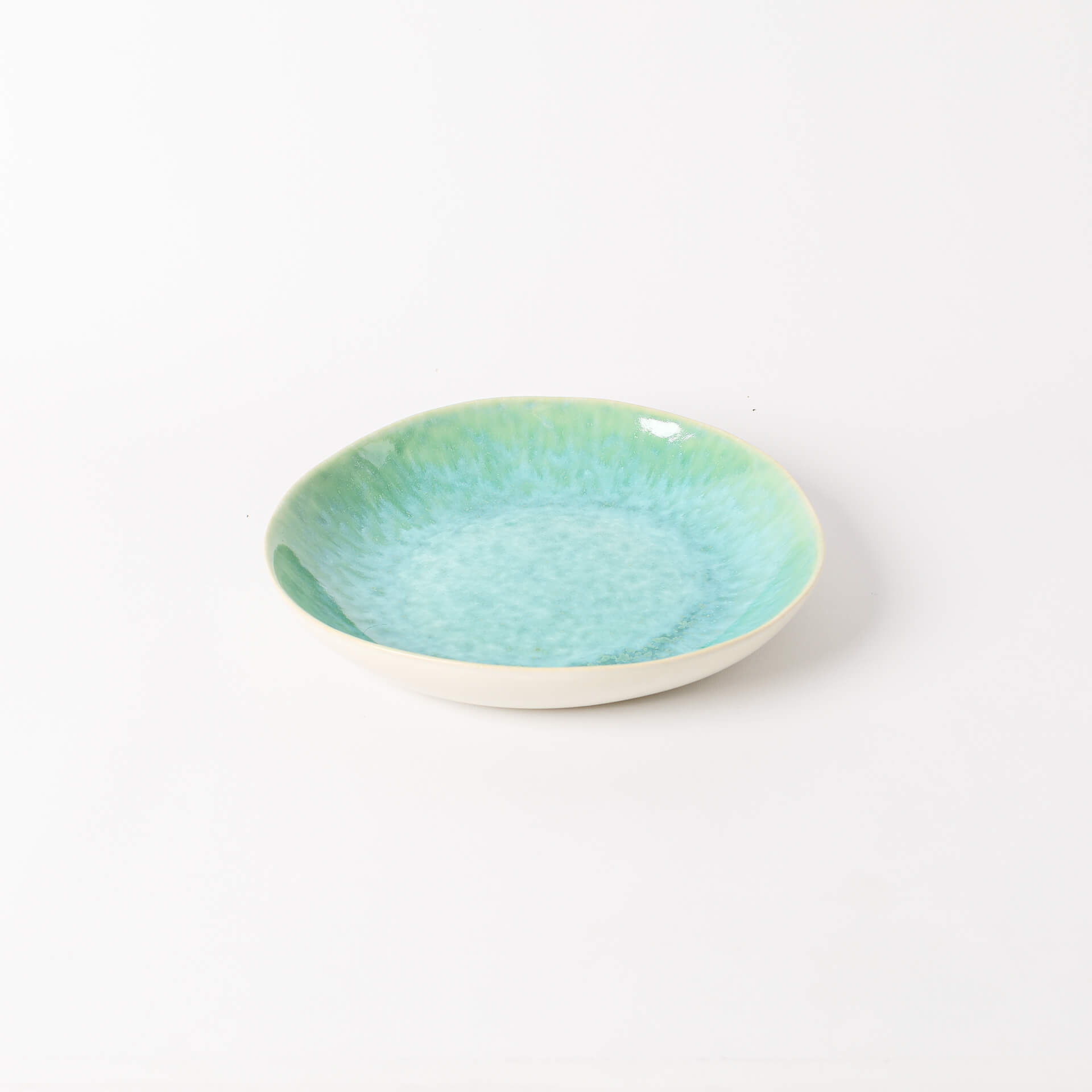 Pratos de sopa feitos à mão Prato raso pequeno azul e verde em cerâmica sobre fundo branco