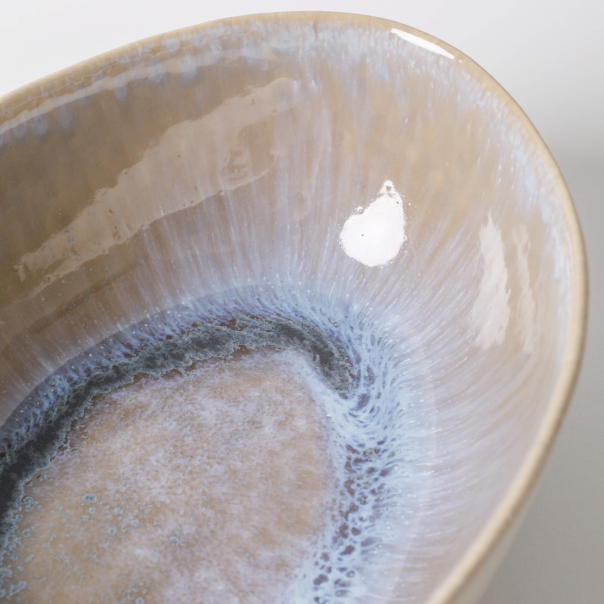 Taça para servir feita à mão Tigela de cerâmica vidrada em tons bege, azul e cinza