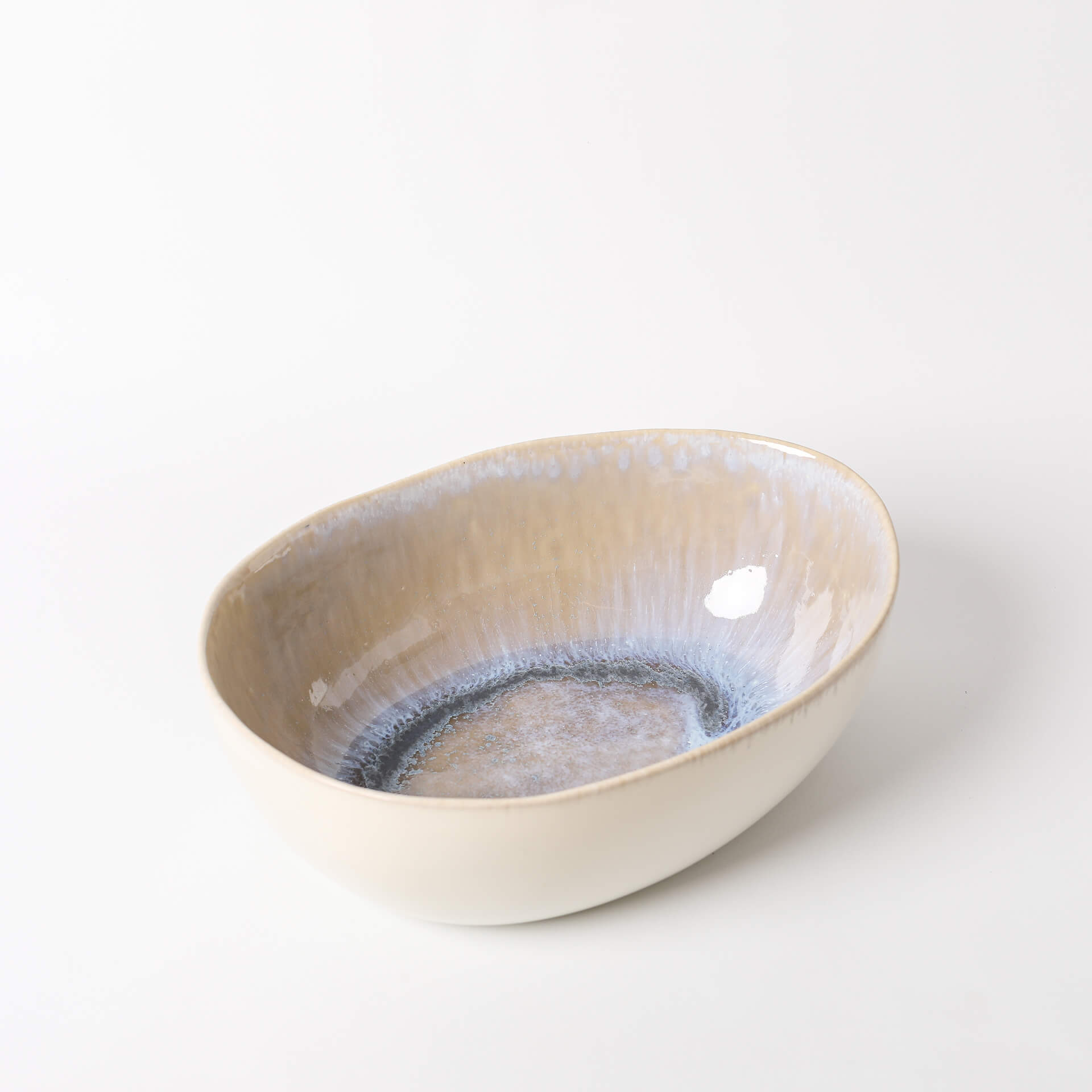 Taça para servir feita à mão Tigela oval de cerâmica com interior vidrado em tons bege, cinza e azul