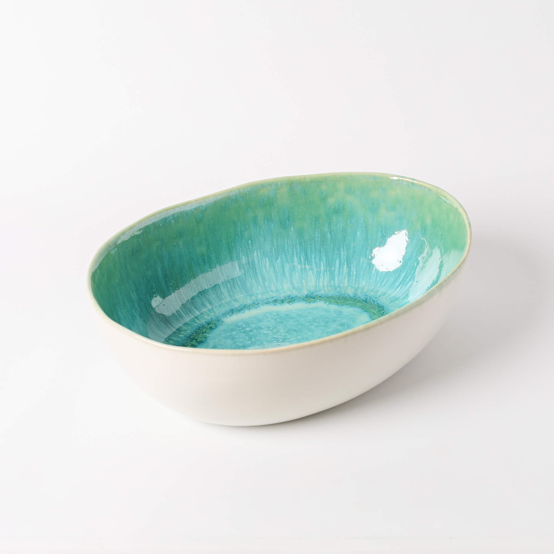 Taça para servir feita à mão Taça oval cerâmica branca exterior e verde-azulado interior