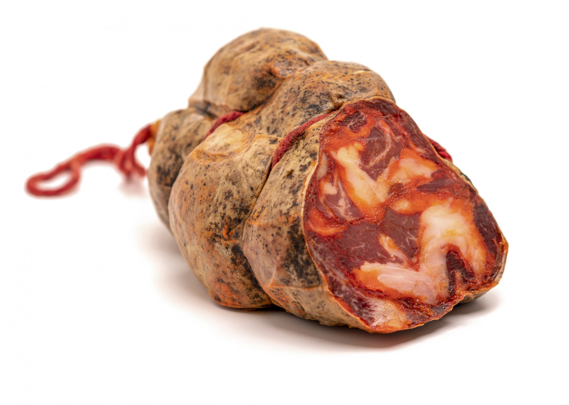 Paiola de porco preto alentejano 100% bolota Enchido curado cortado com interior marmoreado e cordel vermelho