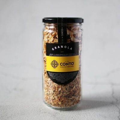 Frasco de vidro com granola e rótulo preto e amarelo