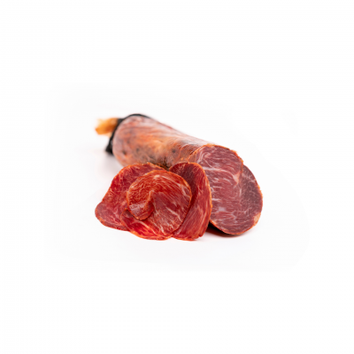 Fatias de enchido curado vermelho e castanho sobre fundo branco