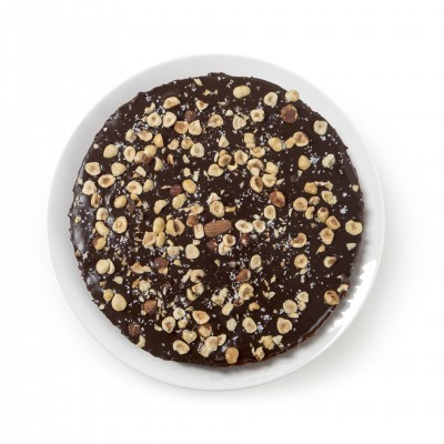 Bolo de chocolate com avelãs no prato branco