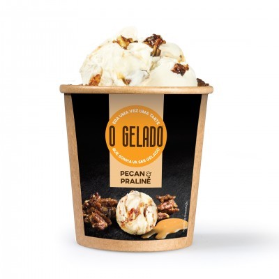Copo de gelado de noz pecan e praliné com rótulo preto e laranja