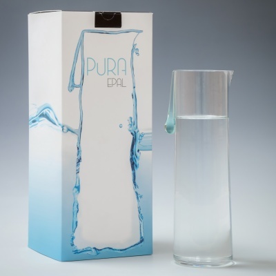 Garrafa de água transparente com caixa branca e azul claro com texto PURA EPAL