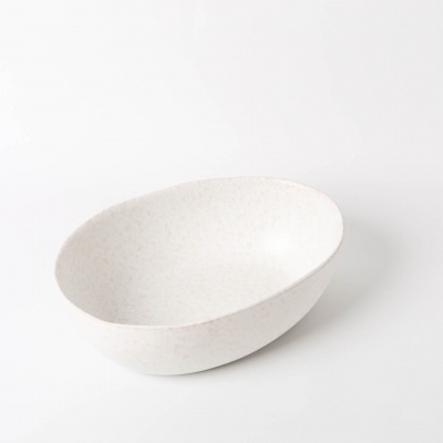 Taça de mesa oval branca com textura pontilhada sobre fundo branco