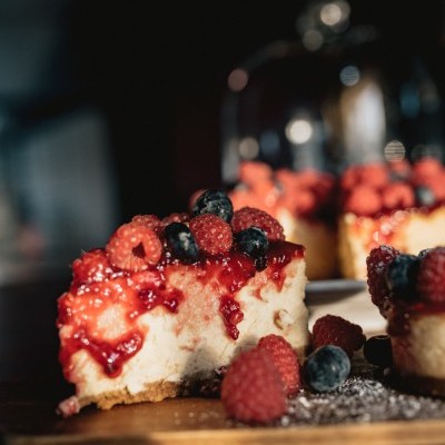 Fatias de cheesecake com frutos vermelhos e mirtilos