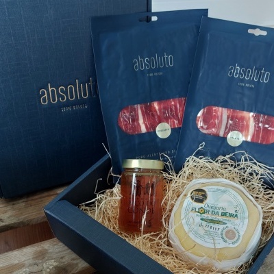 Conjunto de charcutaria, mel e queijo em caixa azul para presente