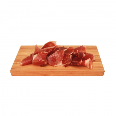 Fatias de presunto curado sobre tábua de madeira
