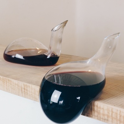 Decantadores de vinho transparentes em madeira clara