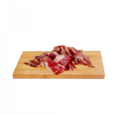 Fatias finas de carne curada vermelha com gordura branca sobre tábua de madeira