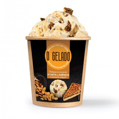 copo de gelado com pedaços de amêndoa e caramelo em rótulo preto e laranja