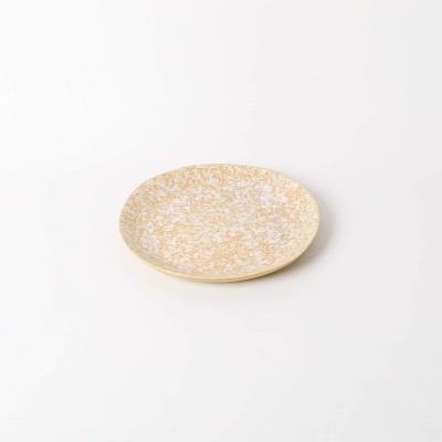 Prato redondo de cerâmica com padrão marmoreado bege