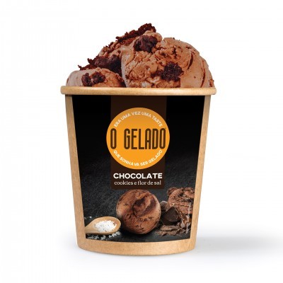 Copo de gelado sabor chocolate cookies e flor de sal com embalagem preta e logo amarelo laranja