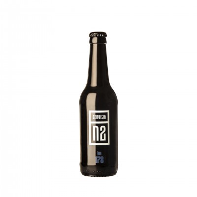 Garrafa de cerveja escura com rótulo preto e branco