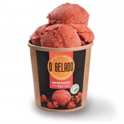 Copo de gelado de morango vegano com textura cremosa