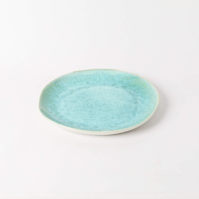 Prato redondo cerâmico esmaltado em turquesa e azul claro