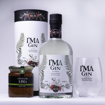 Conjunto de gin, copo e geleia de lima em fundo branco