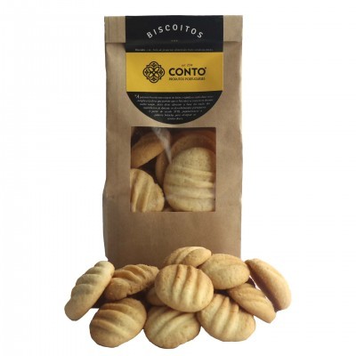 Pacote de biscoitos em papel castanho com etiqueta preta e amarela e biscoitos dourados com riscas.