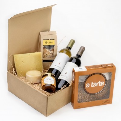 Caixa de cartão com vários produtos alimentares dentro e ao lado