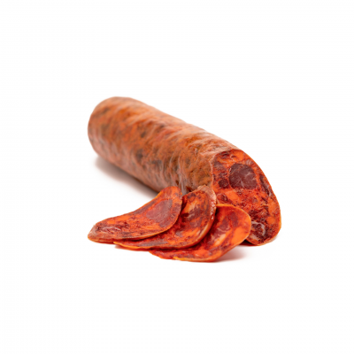 Enchido seco castanho-avermelhado com fatias em fundo branco