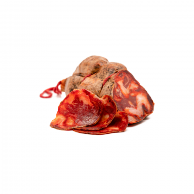 Chouriço curado cortado em fatias finas sobre fundo branco