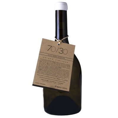 Garrafa de vinho com etiqueta de cartão castanho pendurada