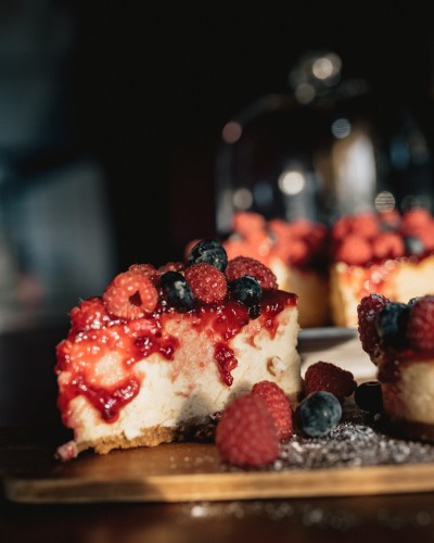 Fatias de cheesecake com frutos vermelhos e mirtilos