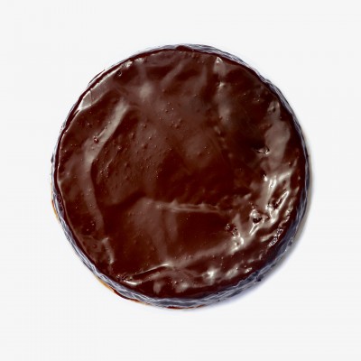 Bolo redondo coberto com chocolate brilhante