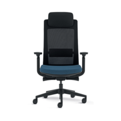Cadeira de escritório preta com assento azul e encosto alto em tela
