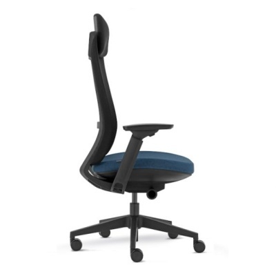 Cadeira de escritório com assento azul e estrutura preta