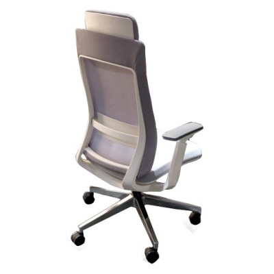 Cadeira de escritório ergonómica cinzenta com estrutura branca e rodas.