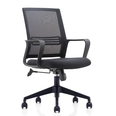 Cadeira de escritório preta com assento estofado e encosto em rede