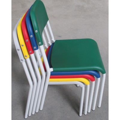 Cadeiras coloridas empilhadas com estrutura branca